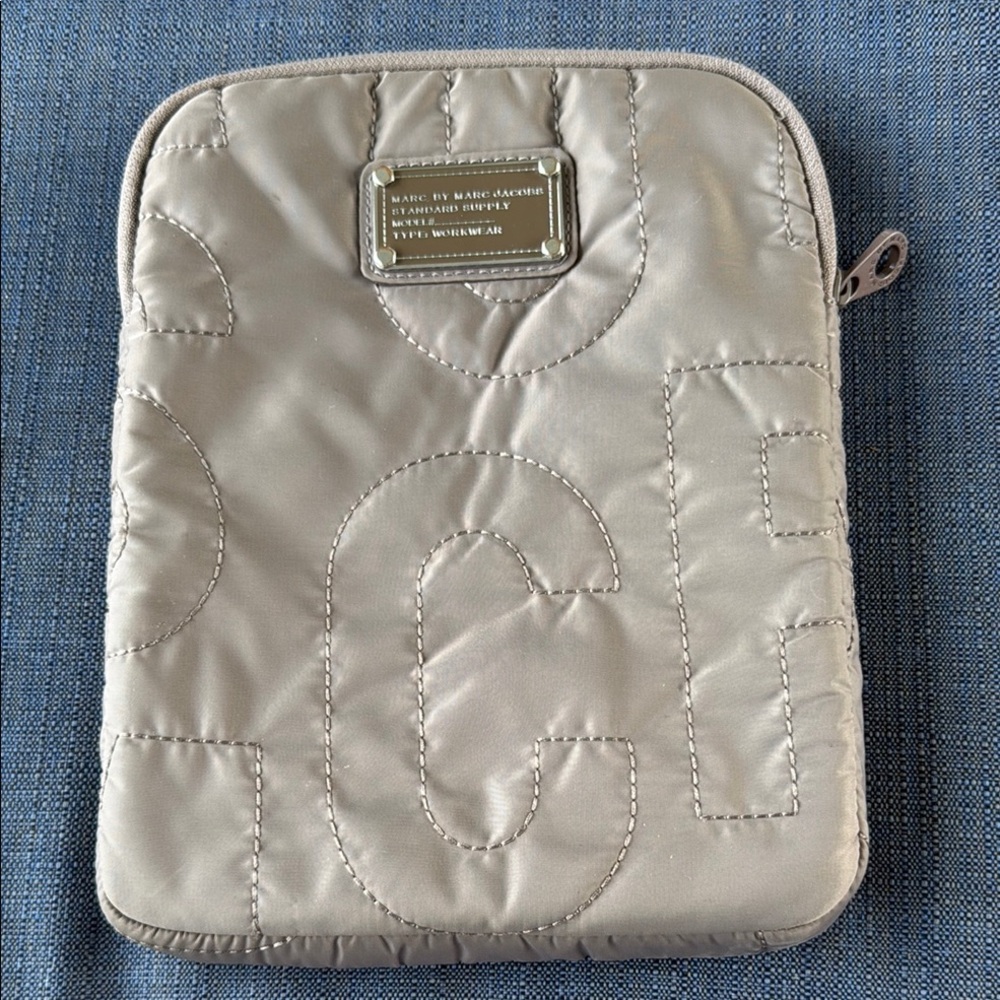Marc by Marc Jacobs TAUPE BROWN QUILTED NYLON PADDED TABLET SLEEVE EUC